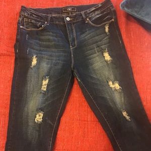 PLUS size Distressed Stretch-Denim Capris